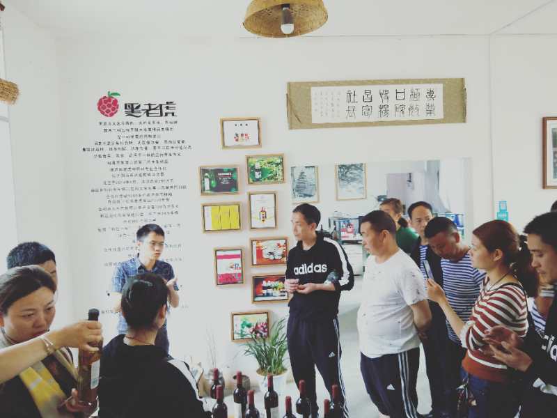 1524623277077003221.jpg 通道双江镇芋头村“黑老虎”基带头人杨昌宏为学员介绍“黑老虎”专业合作社运营经验.jpg