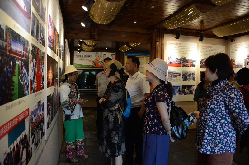 1525874900246088588.jpg 图四参观十八洞村展览馆.jpg