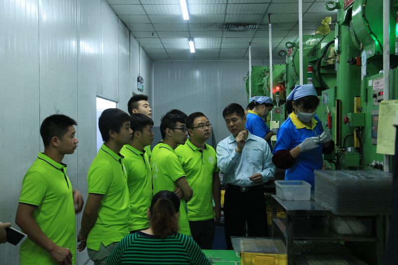 1530864814375074958.jpg 4 车间负责人吴经理在介绍车间机器使用情况.jpg